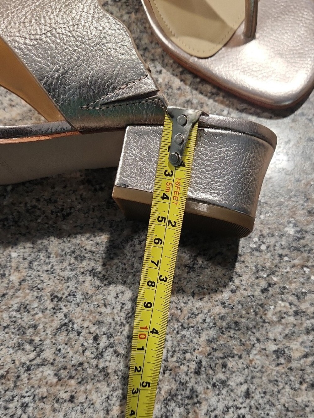 Marc Fisher Bronze Gold Scalloped Thong Sandals Size 9 - Picture 9 of 9